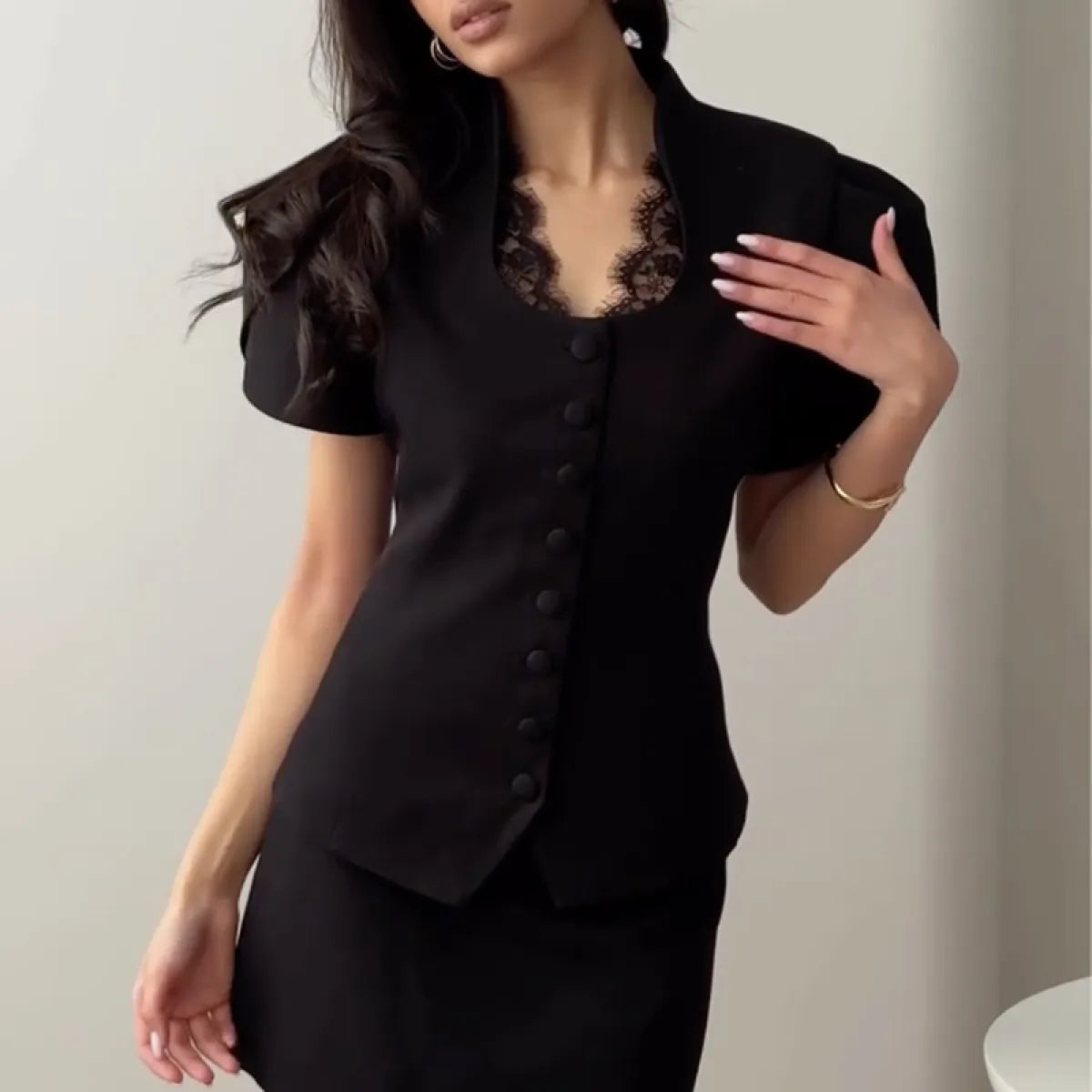 Damen Bluse mit Puffärmeln und Spitzenbesatz sowie Knopfleiste-Blouses for women-Alpenkind