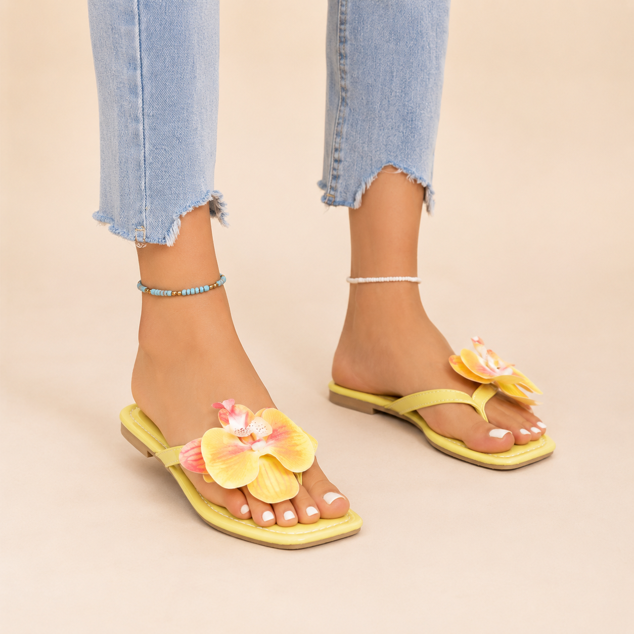 Damen-Zehentrenner mit eckiger Zehenpartie und Blumen-Applikation-Footwear for women-Alpenkind