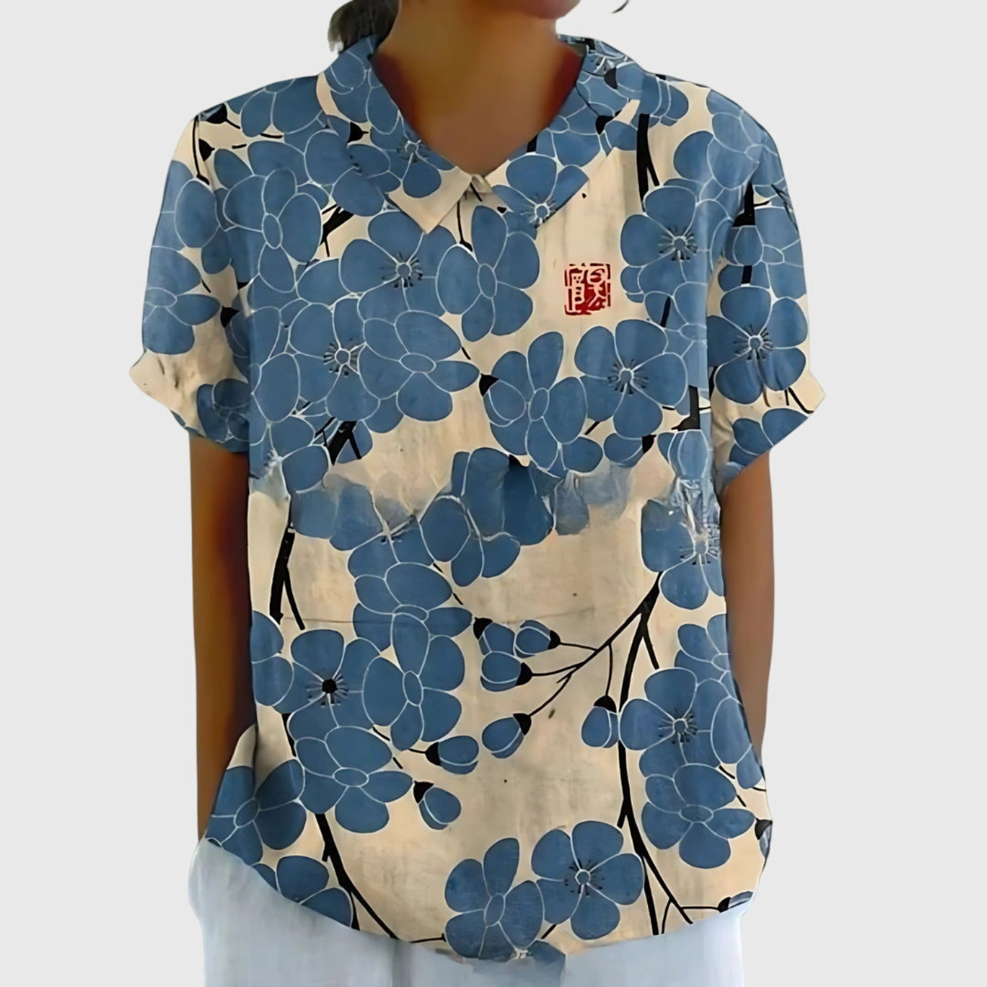 Kurzärmelige Damenbluse mit Blumenmuster und Bubikragen-Blouses for women-Alpenkind