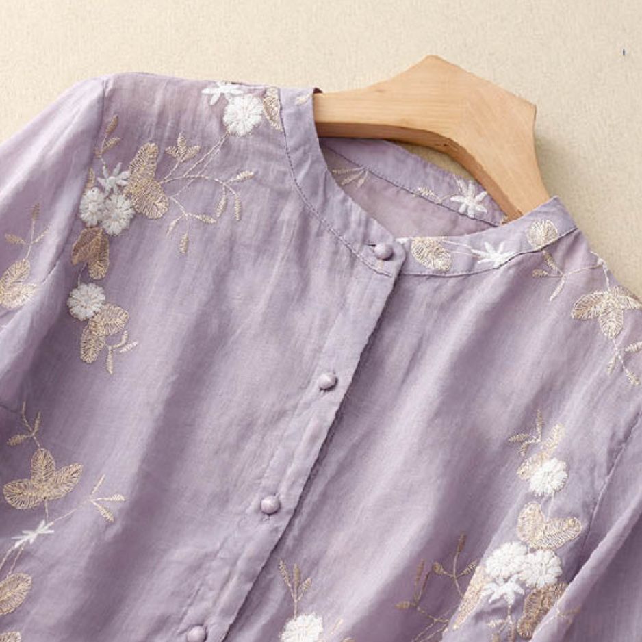 Damen Bluse mit Knopfleiste, Rundhalsausschnitt und floraler Struktur-Women blouse-Alpenkind