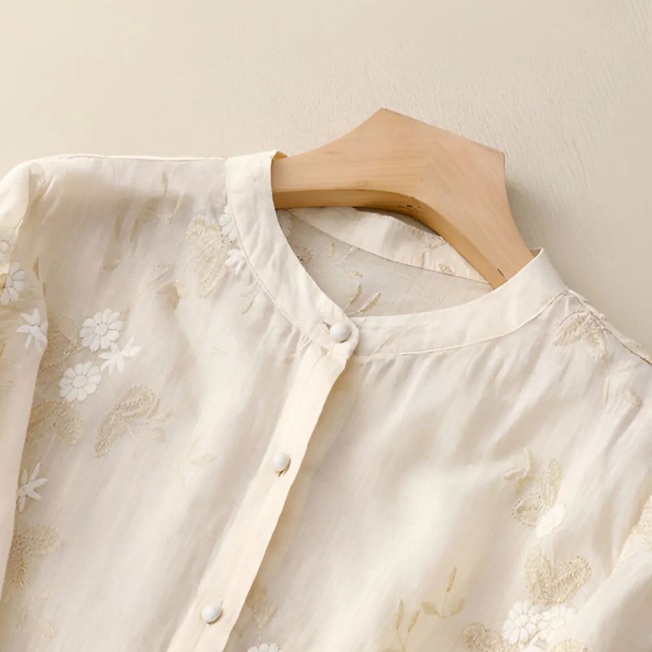 Damen Bluse mit Knopfleiste, Rundhalsausschnitt und floraler Struktur-Women blouse-Alpenkind