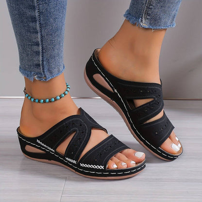Damen-Keilsandalen mit Cut-outs und Ziernähten-Footwear for women-Alpenkind