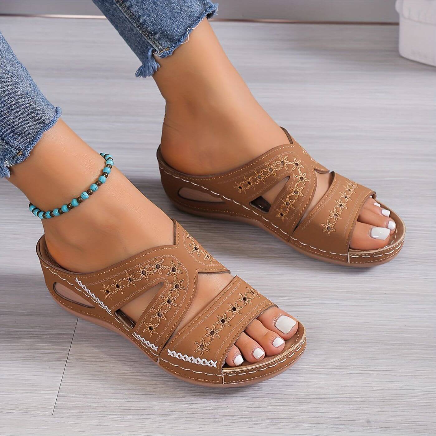 Damen-Keilsandalen mit Cut-outs und Ziernähten-Footwear for women-Alpenkind