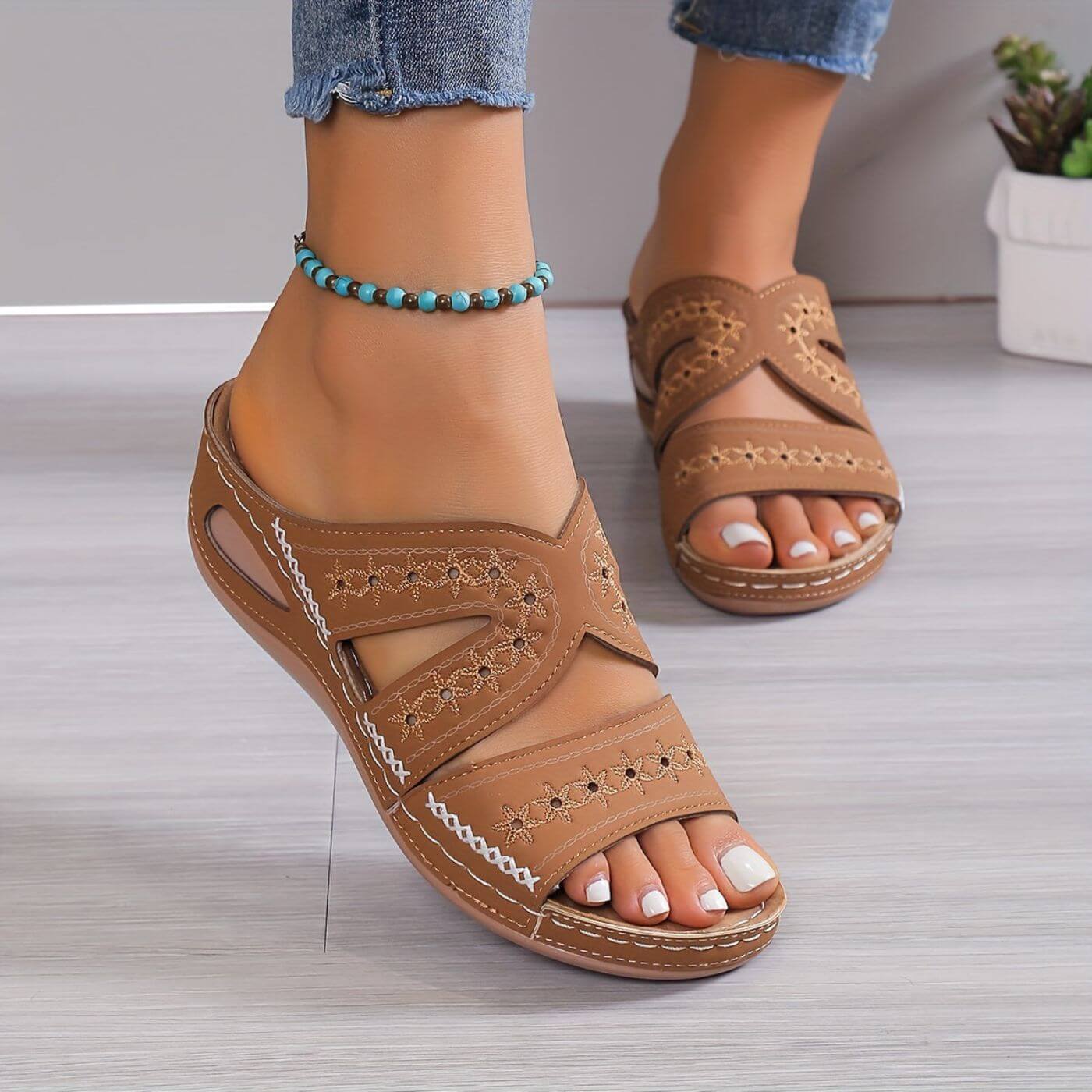 Damen-Keilsandalen mit Cut-outs und Ziernähten-Footwear for women-Alpenkind