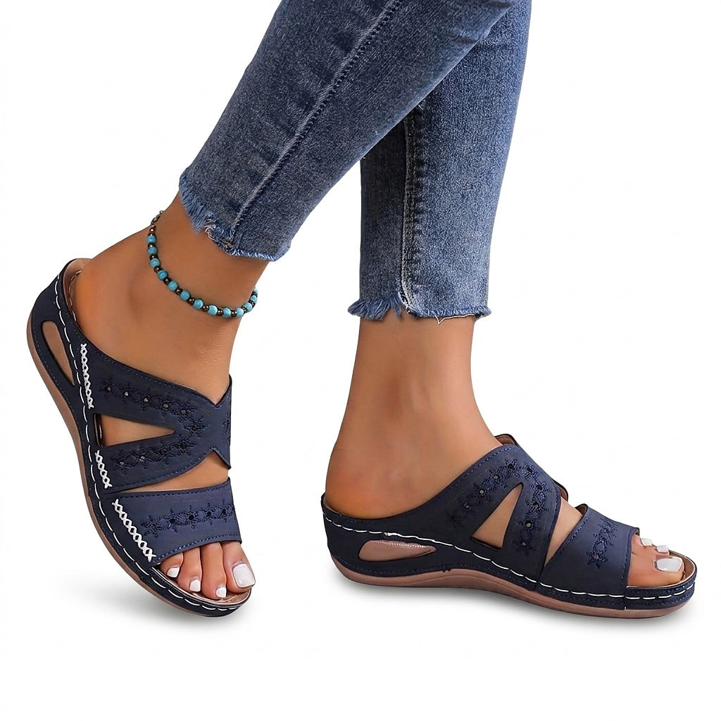 Damen-Keilsandalen mit Cut-outs und Ziernähten-Footwear for women-Alpenkind