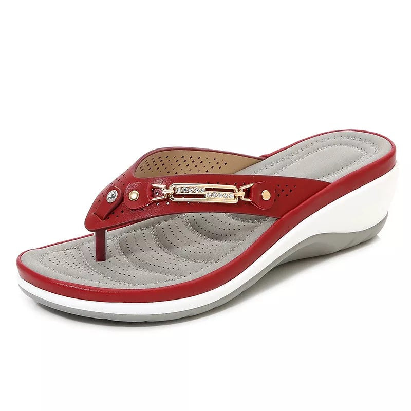 Damen-Keilsandaletten mit Zehentrenner und Metallic-Details-Footwear for women-Alpenkind