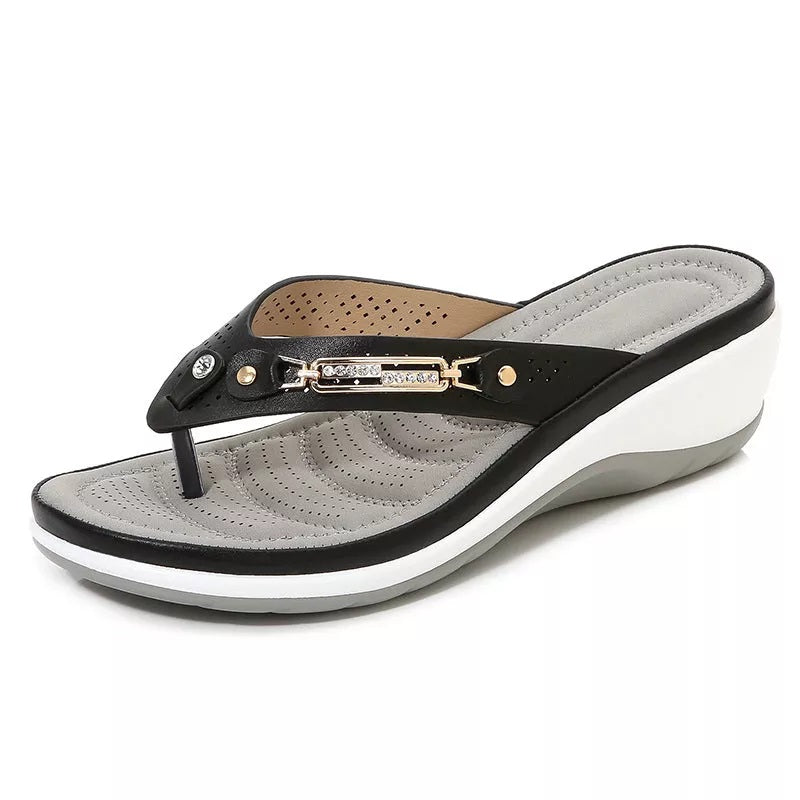 Damen-Keilsandaletten mit Zehentrenner und Metallic-Details-Footwear for women-Alpenkind