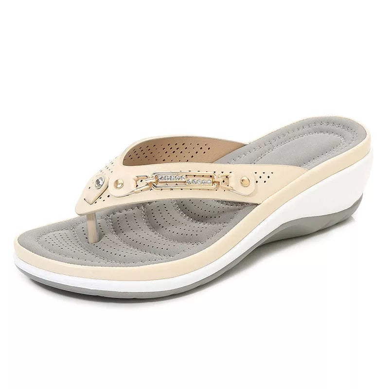 Damen-Keilsandaletten mit Zehentrenner und Metallic-Details-Footwear for women-Alpenkind