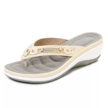 Damen-Keilsandaletten mit Zehentrenner und Metallic-Details-Footwear for women-Alpenkind