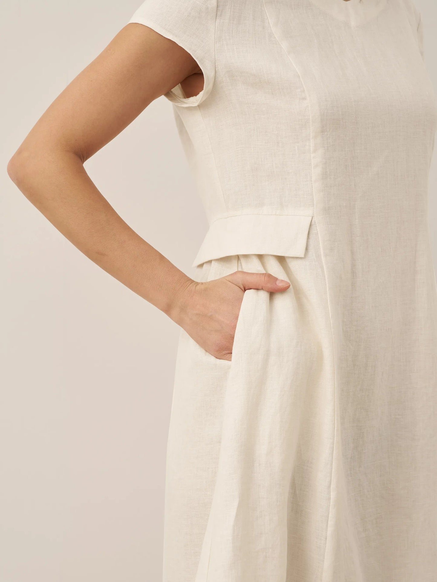 Damen Midi-Leinenkleid mit V-Ausschnitt und kurzen Ärmeln-Midi Dress-Alpenkind