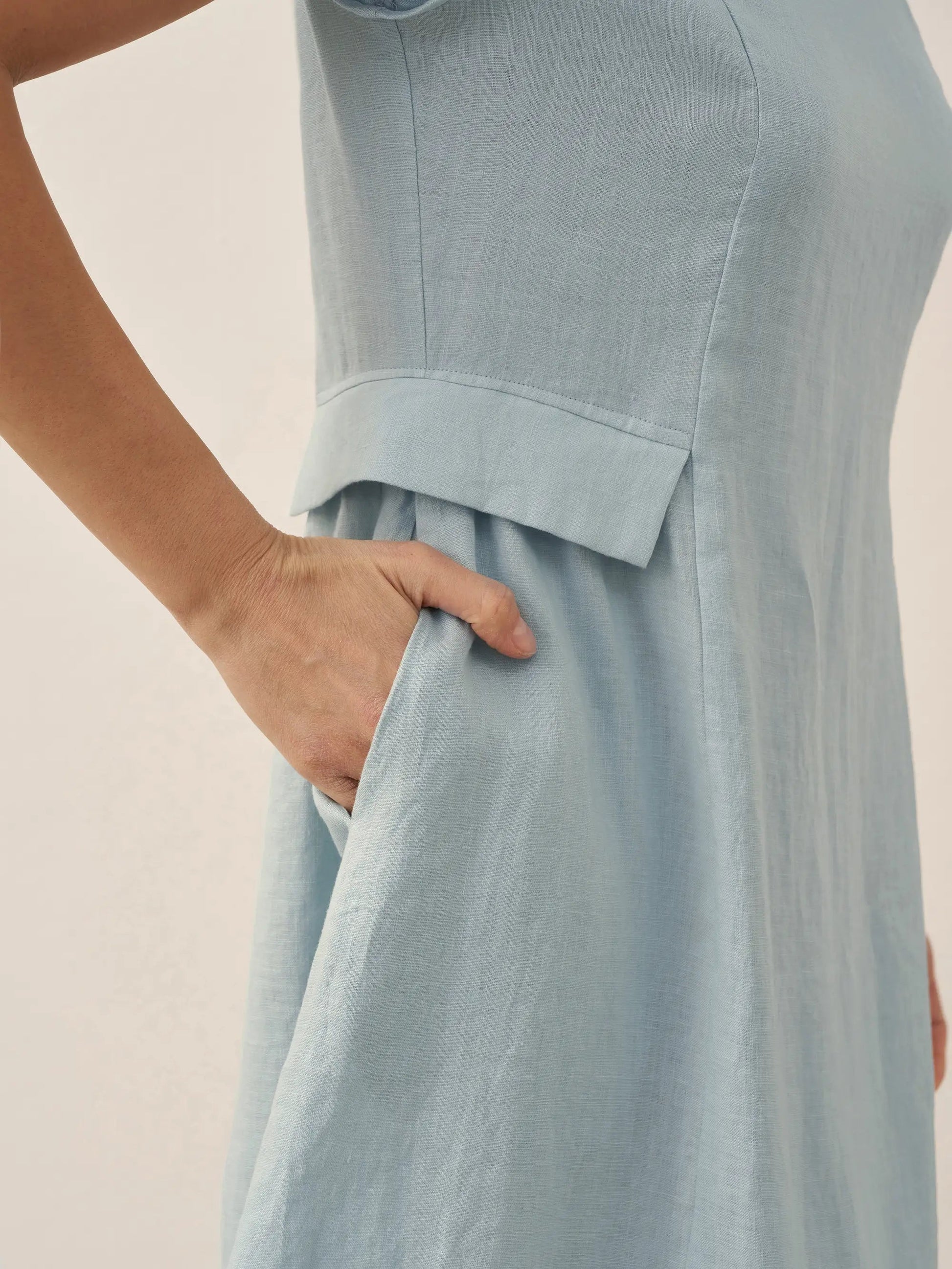 Damen Midi-Leinenkleid mit V-Ausschnitt und kurzen Ärmeln-Midi Dress-Alpenkind