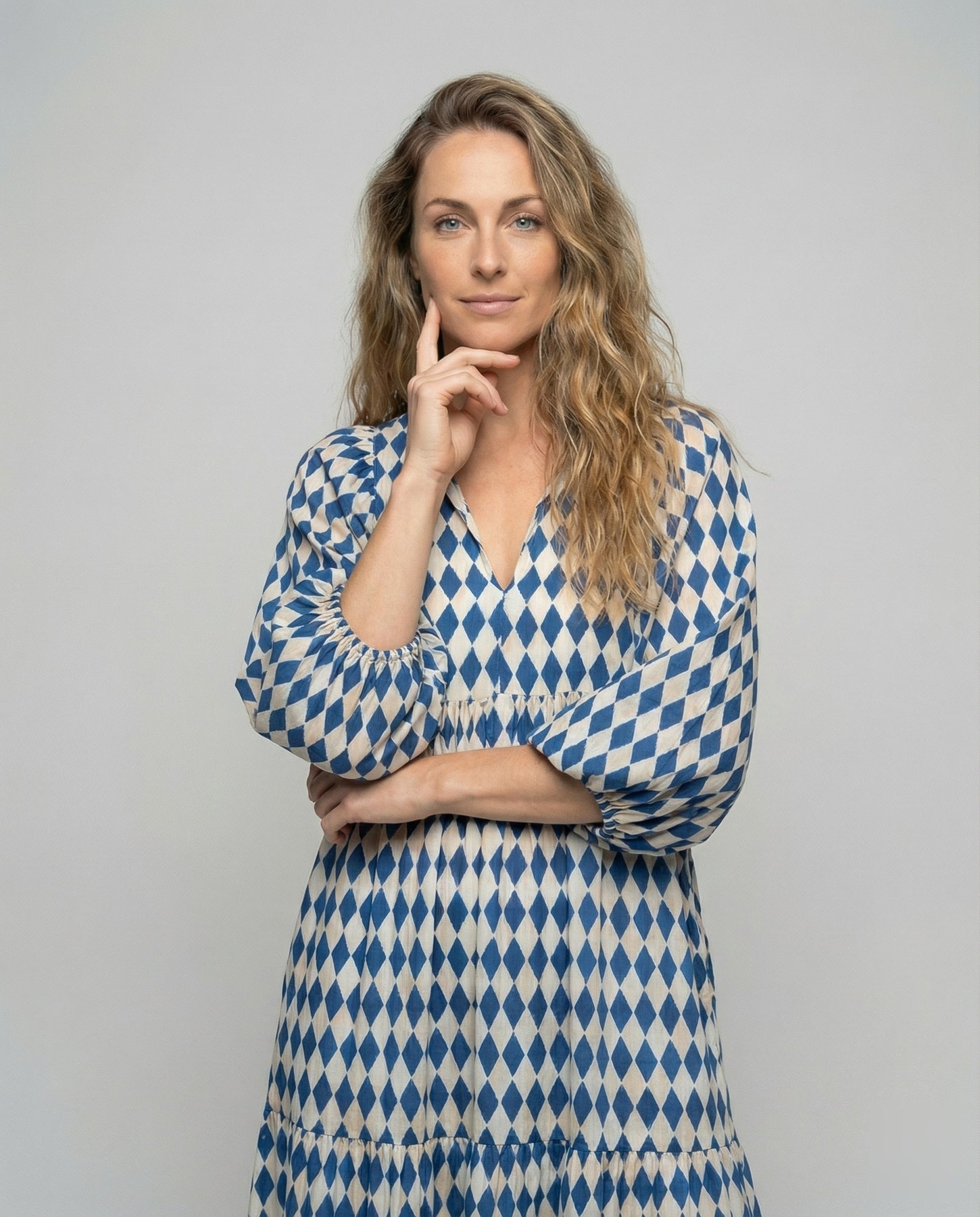 Damen Midikleid mit V-Ausschnitt und gestufter Struktur-Midi Dress-Alpenkind