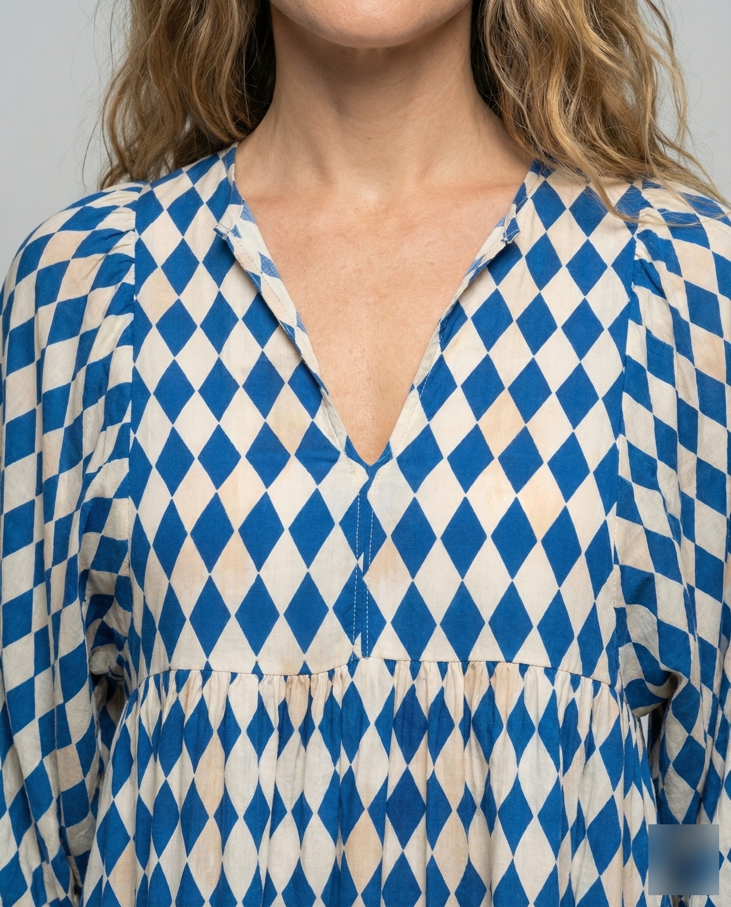 Damen Midikleid mit V-Ausschnitt und gestufter Struktur-Midi Dress-Alpenkind