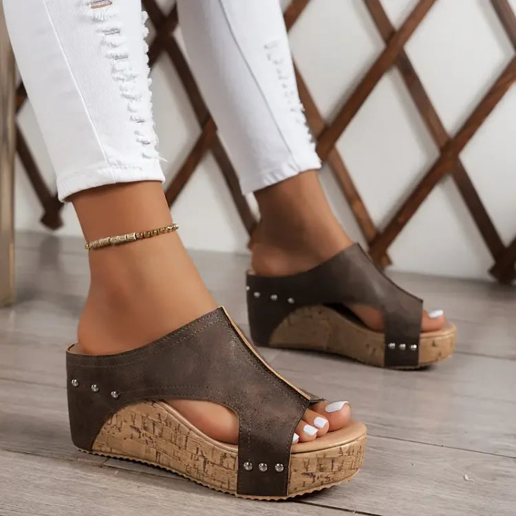 Damen-Pantoletten mit Nieten und Kork-Keilabsatz-Footwear for women-Alpenkind