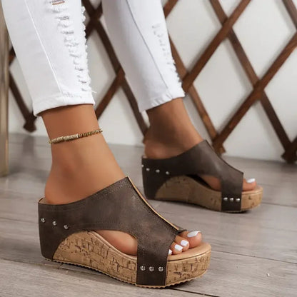 Damen-Pantoletten mit Nieten und Kork-Keilabsatz-Footwear for women-Alpenkind