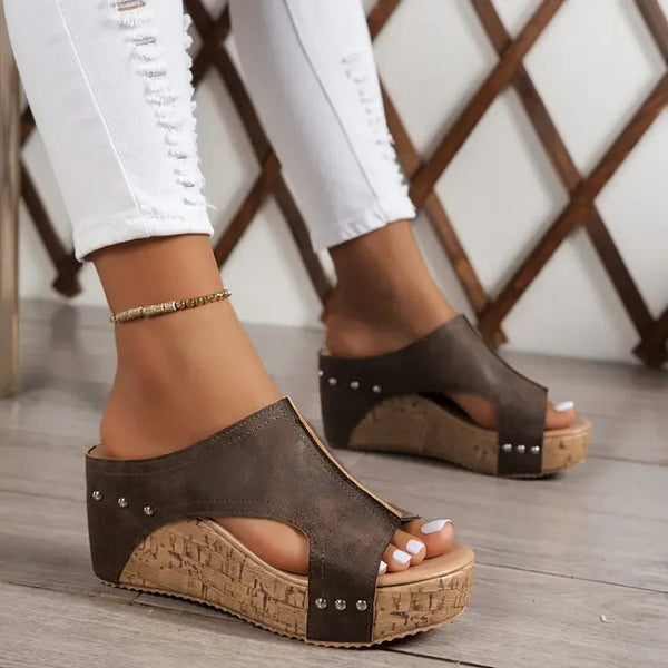 Damen-Pantoletten mit Nieten und Kork-Keilabsatz-Footwear for women-Alpenkind