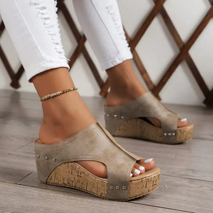 Damen-Pantoletten mit Nieten und Kork-Keilabsatz-Footwear for women-Alpenkind