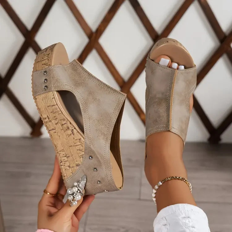 Damen-Pantoletten mit Nieten und Kork-Keilabsatz-Footwear for women-Alpenkind