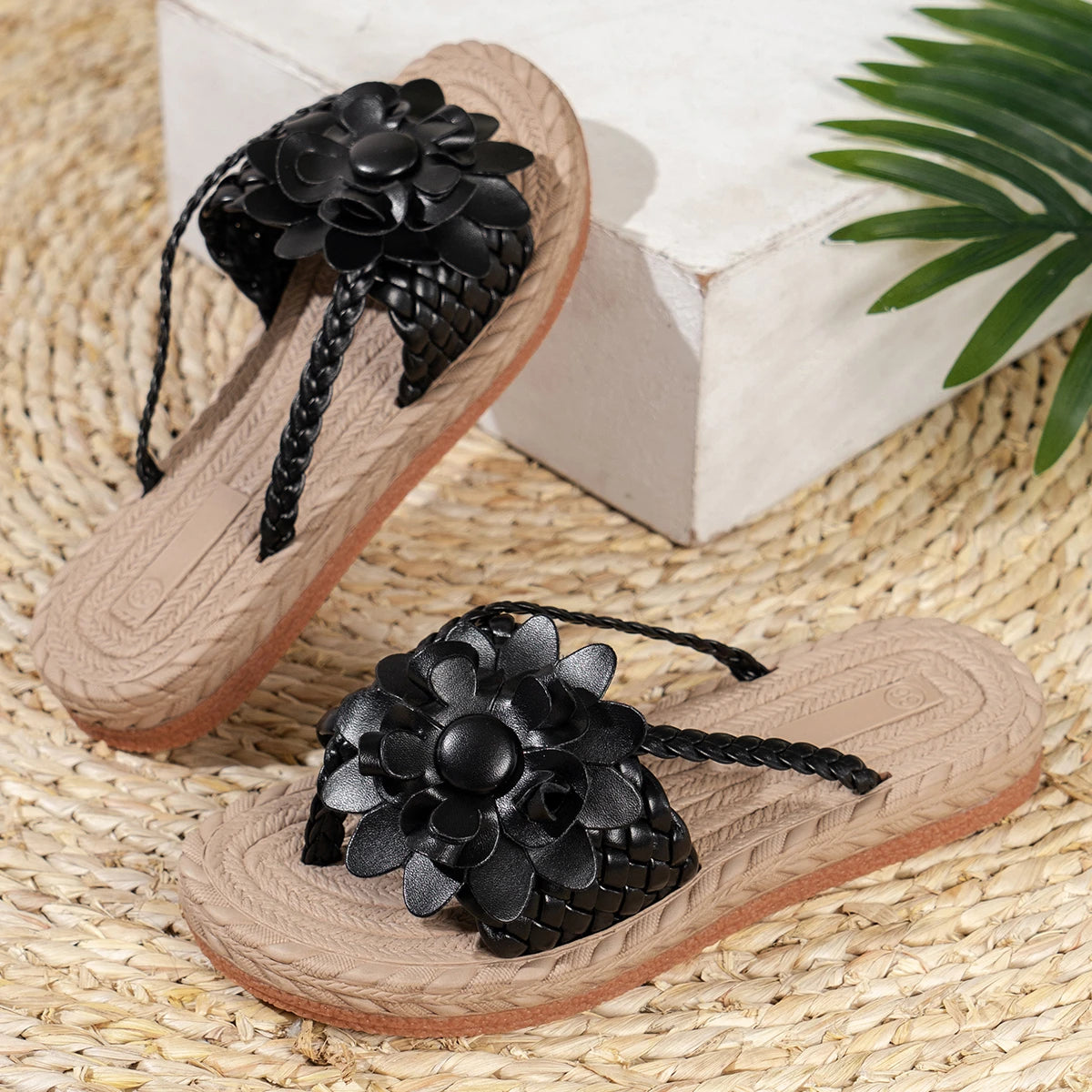Damen-Sandalen mit geflochtenen Riemen und Blumenverzierung-Footwear for women-Alpenkind