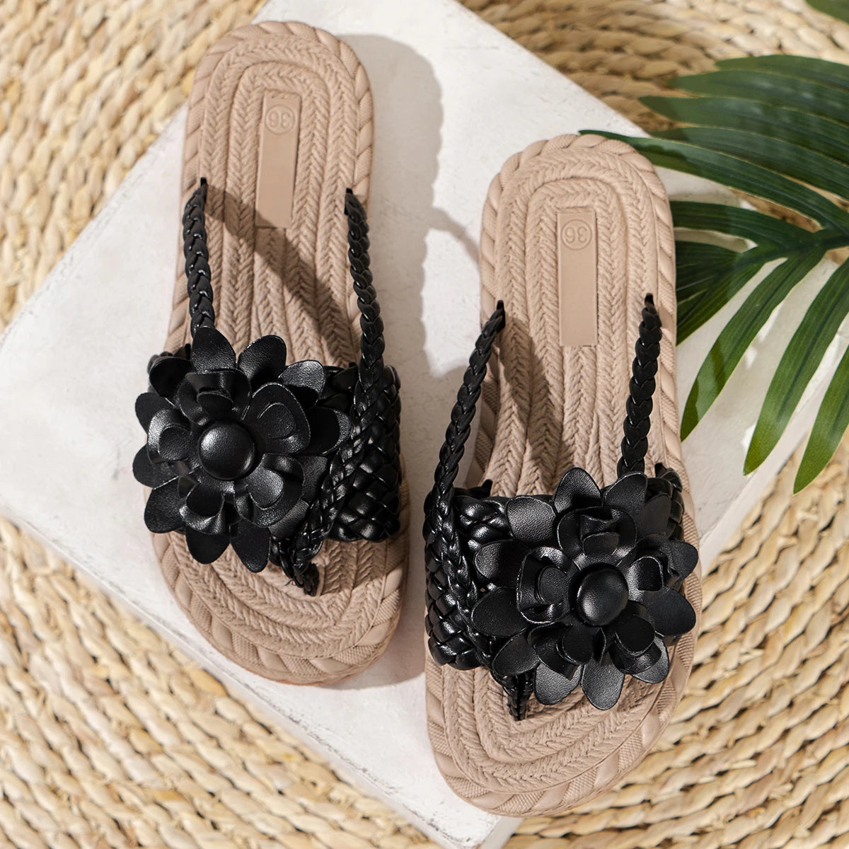 Damen-Sandalen mit geflochtenen Riemen und Blumenverzierung-Footwear for women-Alpenkind