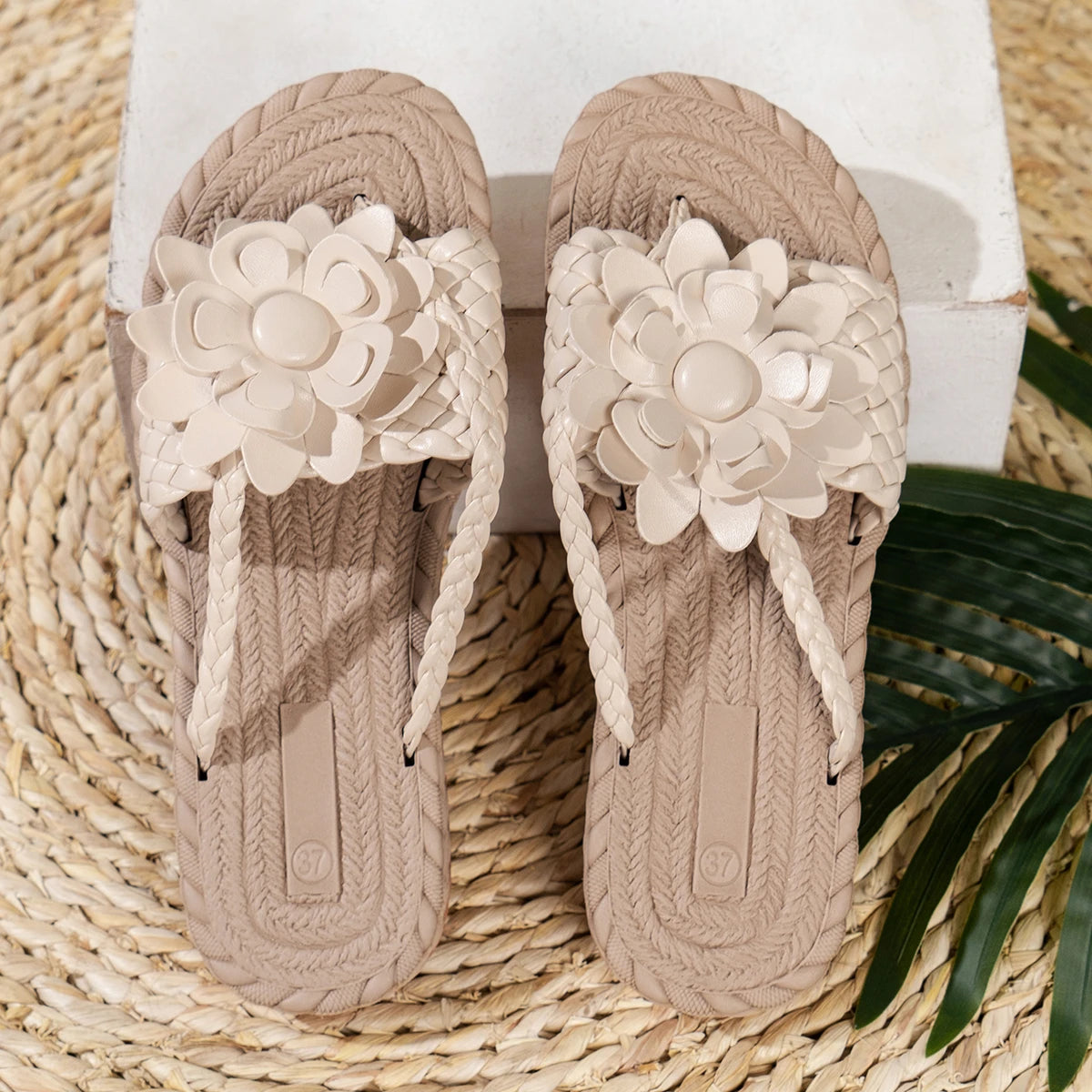 Damen-Sandalen mit geflochtenen Riemen und Blumenverzierung-Footwear for women-Alpenkind