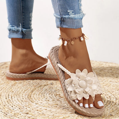Damen-Sandalen mit geflochtenen Riemen und Blumenverzierung-Footwear for women-Alpenkind