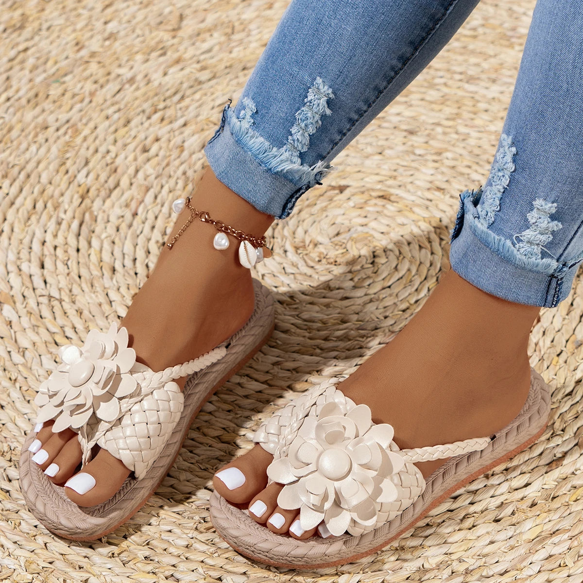 Damen-Sandalen mit geflochtenen Riemen und Blumenverzierung-Footwear for women-Alpenkind