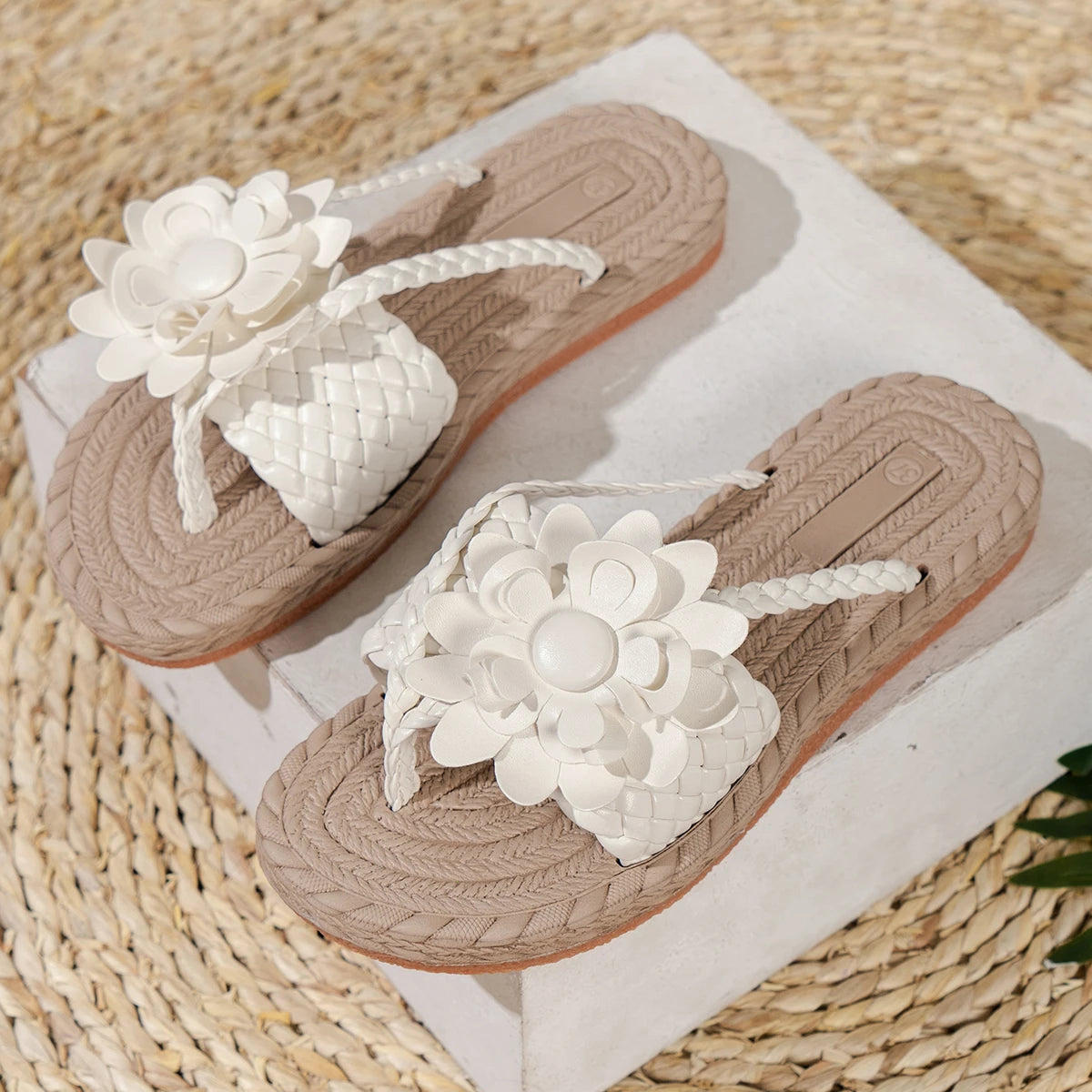 Damen-Sandalen mit geflochtenen Riemen und Blumenverzierung-Footwear for women-Alpenkind
