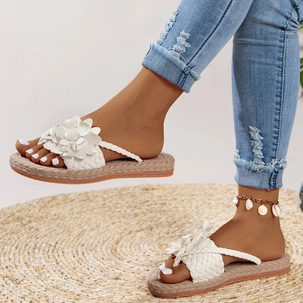 Damen-Sandalen mit geflochtenen Riemen und Blumenverzierung-Footwear for women-Alpenkind