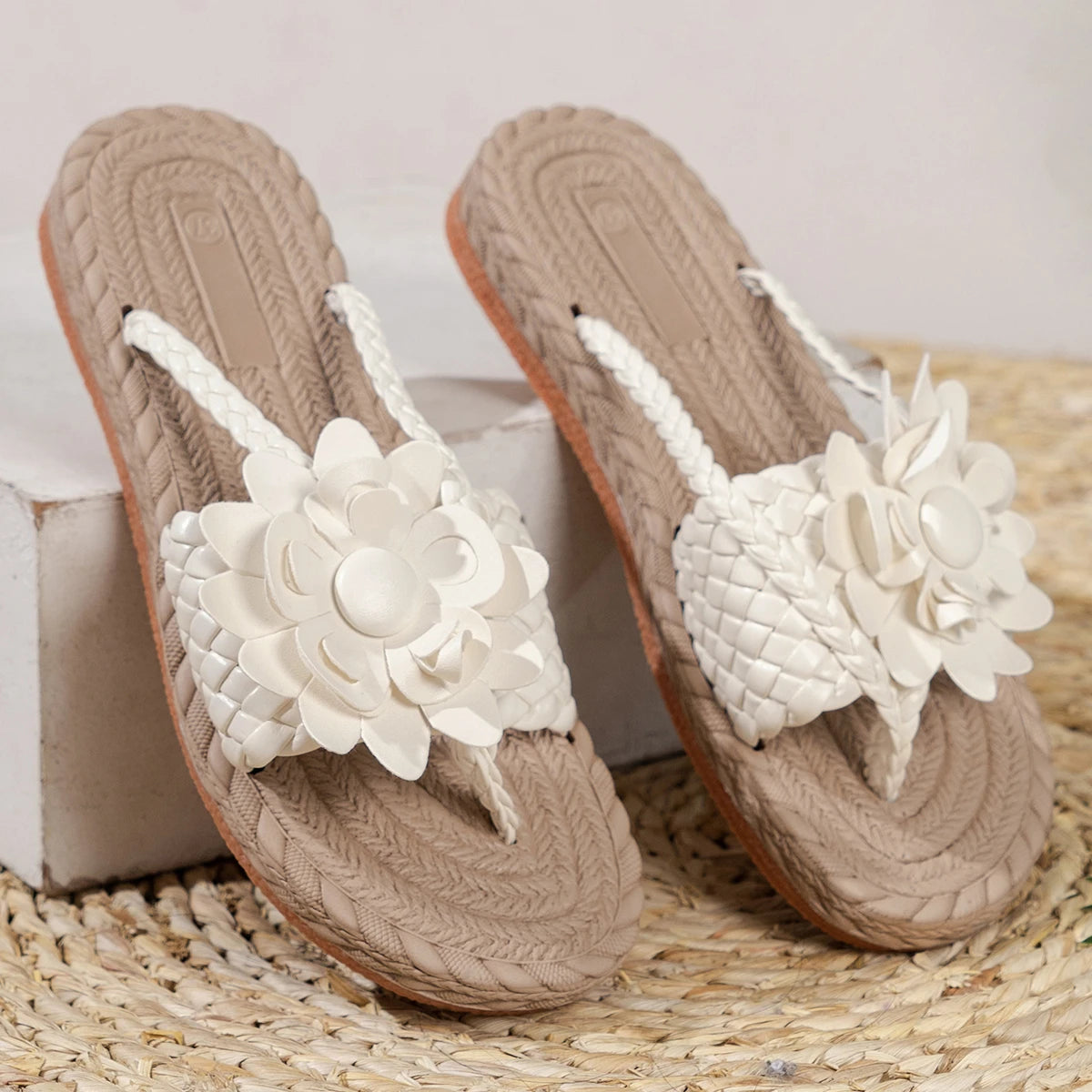 Damen-Sandalen mit geflochtenen Riemen und Blumenverzierung-Footwear for women-Alpenkind