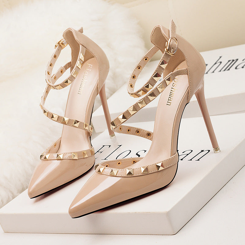 Damen-Stilettos mit spitzer Zehenpartie und Nieten-Footwear for women-Alpenkind