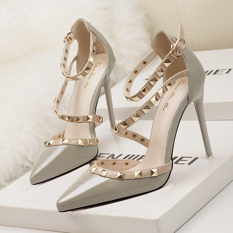 Damen-Stilettos mit spitzer Zehenpartie und Nieten-Footwear for women-Alpenkind