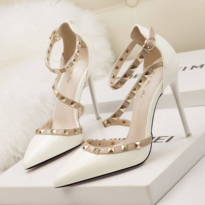 Damen-Stilettos mit spitzer Zehenpartie und Nieten-Footwear for women-Alpenkind