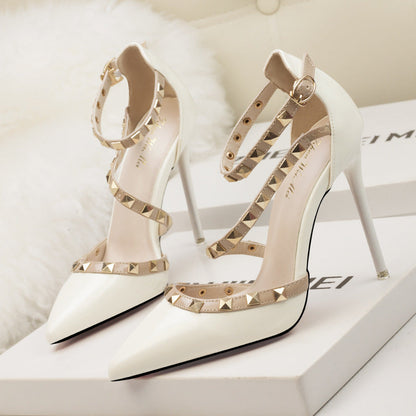 Damen-Stilettos mit spitzer Zehenpartie und Nieten-Footwear for women-Alpenkind