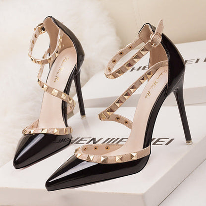 Damen-Stilettos mit spitzer Zehenpartie und Nieten-Footwear for women-Alpenkind