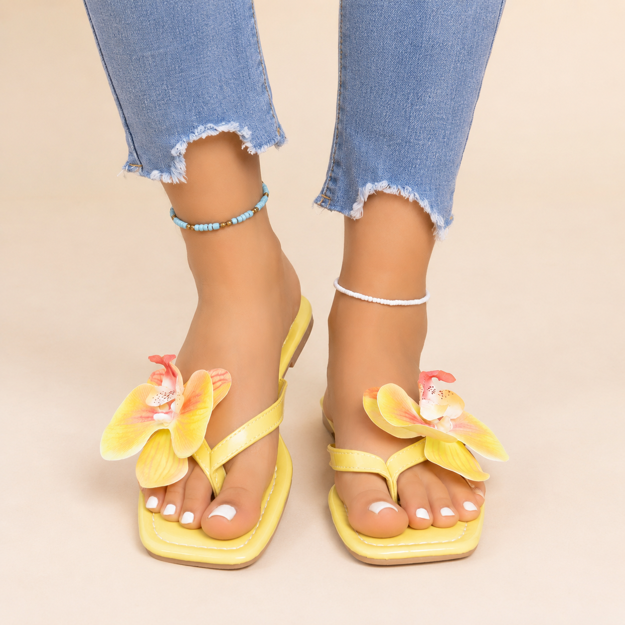 Damen-Zehentrenner mit eckiger Zehenpartie und Blumen-Applikation-Footwear for women-Alpenkind
