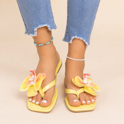 Damen-Zehentrenner mit eckiger Zehenpartie und Blumen-Applikation-Footwear for women-Alpenkind