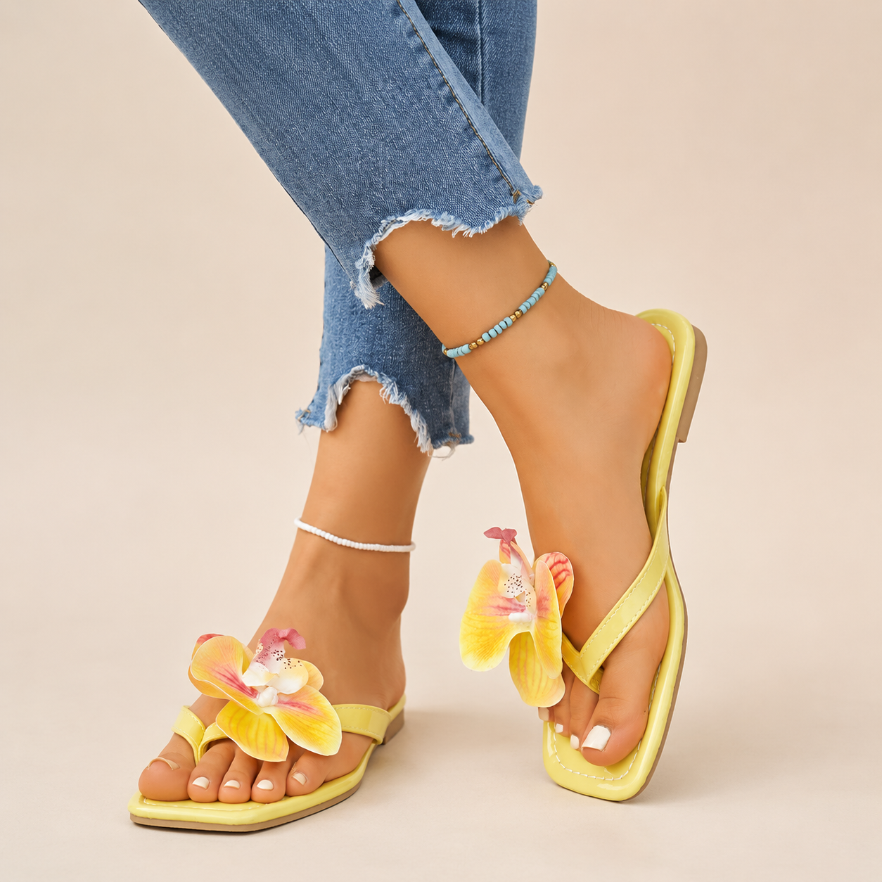 Damen-Zehentrenner mit eckiger Zehenpartie und Blumen-Applikation-Footwear for women-Alpenkind