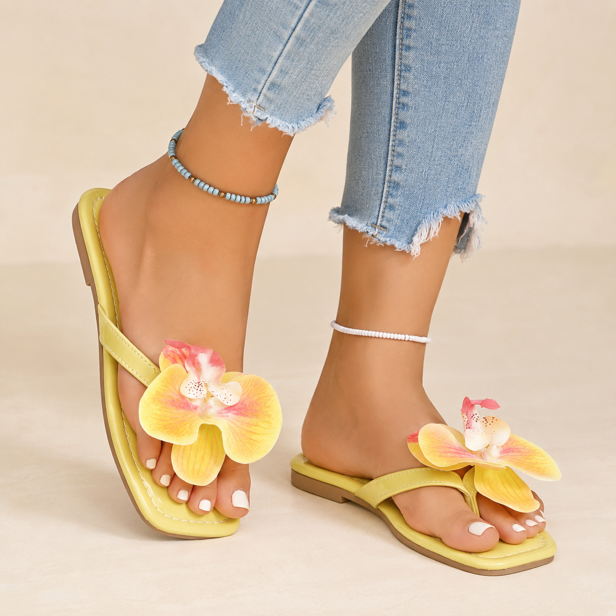 Damen-Zehentrenner mit eckiger Zehenpartie und Blumen-Applikation-Footwear for women-Alpenkind