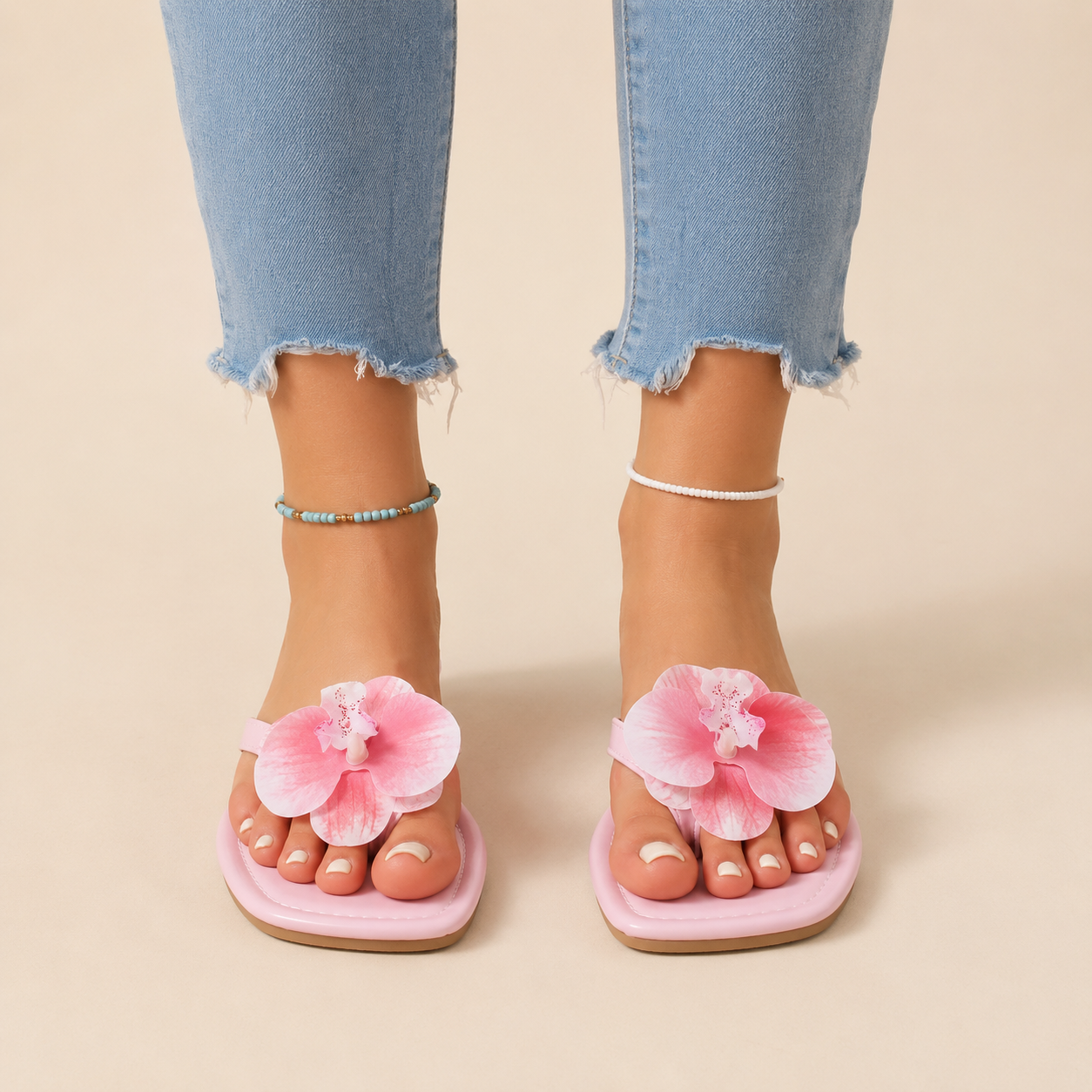 Damen-Zehentrenner mit eckiger Zehenpartie und Blumen-Applikation-Footwear for women-Alpenkind