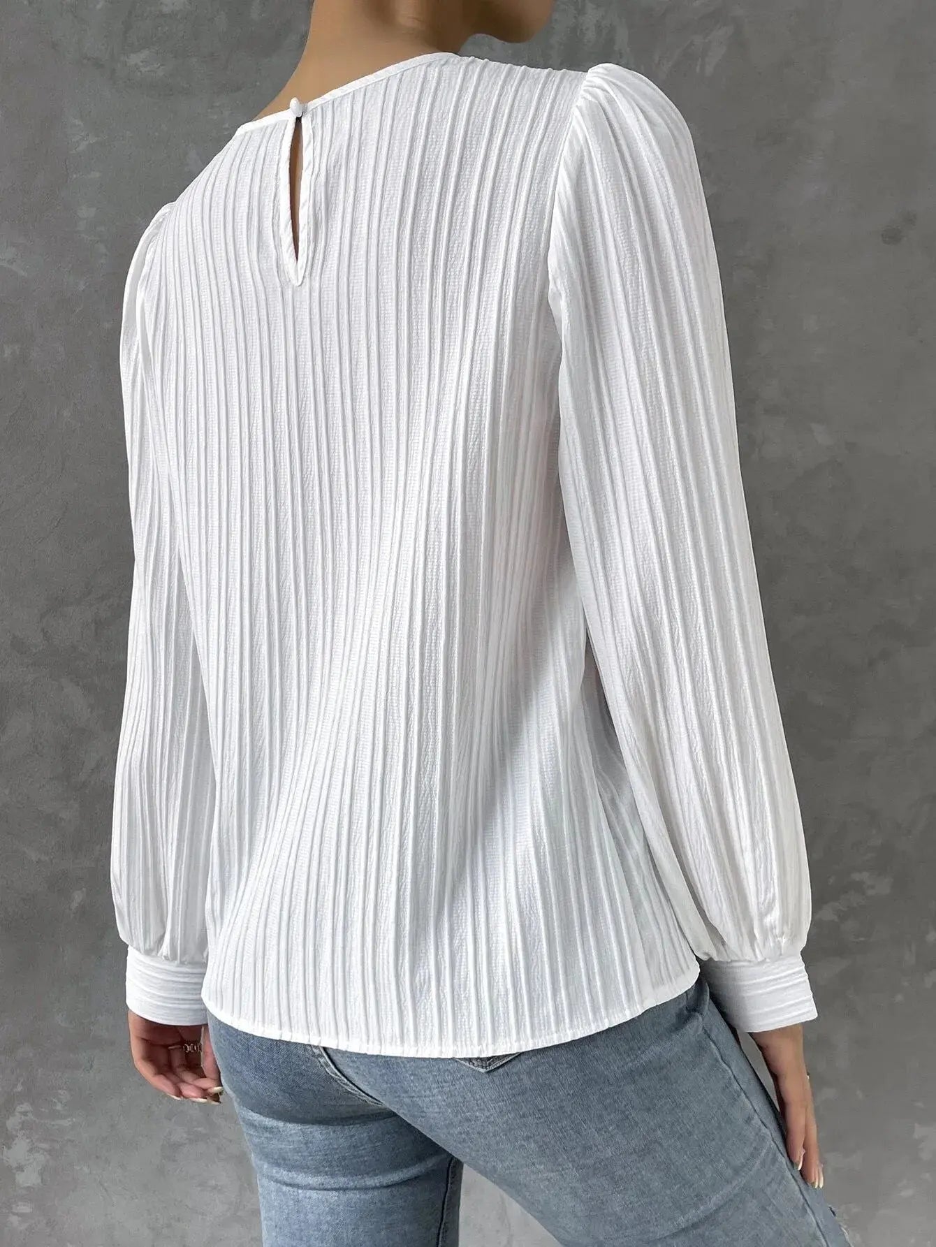 Damenbluse mit langen Ärmeln, Plissee-Struktur und Knopfverschluss hinten-Shirts for women-Alpenkind