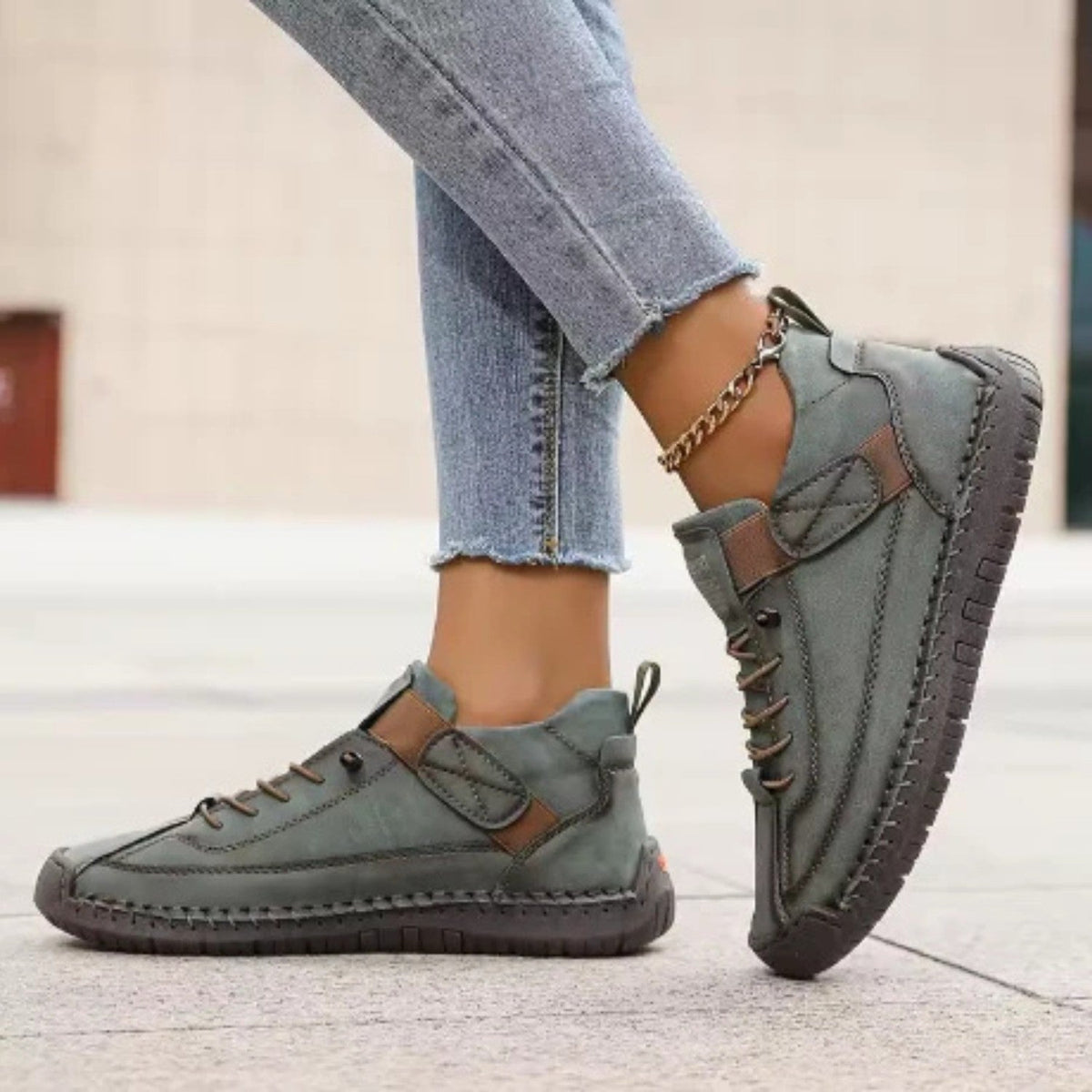Damskie sneakersy z niską cholewką, sznurowane, z paskiem bocznym-Footwear for women-Alpenkind