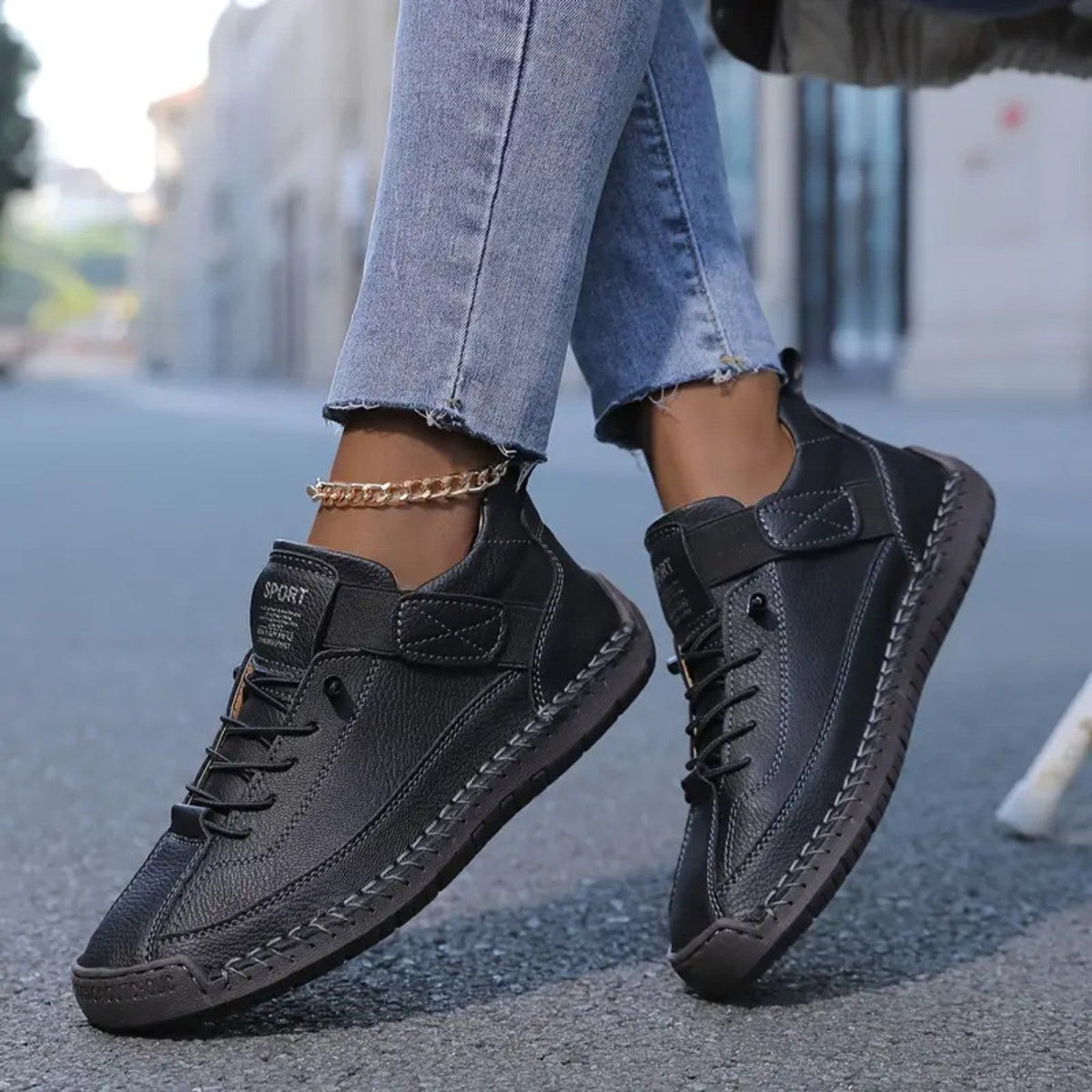 Damskie sneakersy z niską cholewką, sznurowane, z paskiem bocznym-Footwear for women-Alpenkind