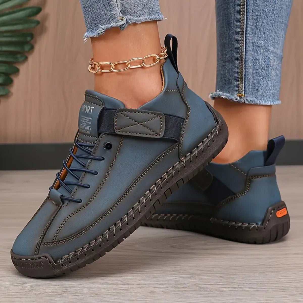 Damskie sneakersy z niską cholewką, sznurowane, z paskiem bocznym-Footwear for women-Alpenkind