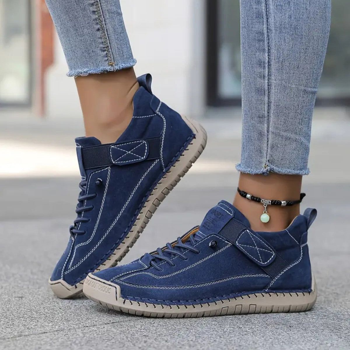 Damskie sneakersy z niską cholewką, sznurowane, z paskiem bocznym-Footwear for women-Alpenkind