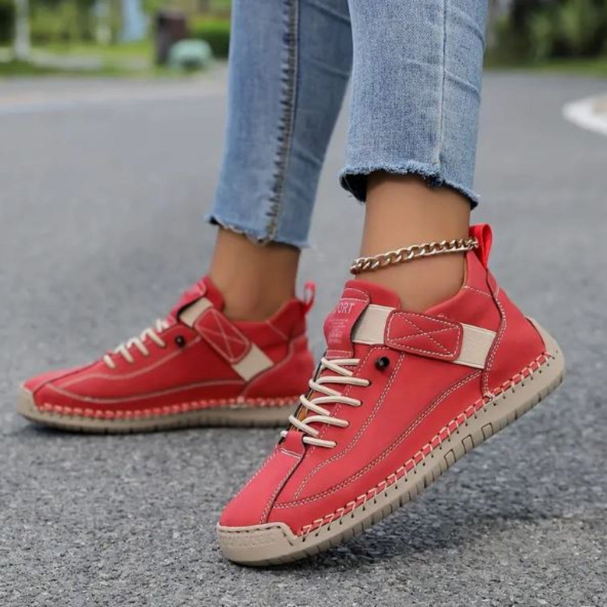 Damskie sneakersy z niską cholewką, sznurowane, z paskiem bocznym-Footwear for women-Alpenkind