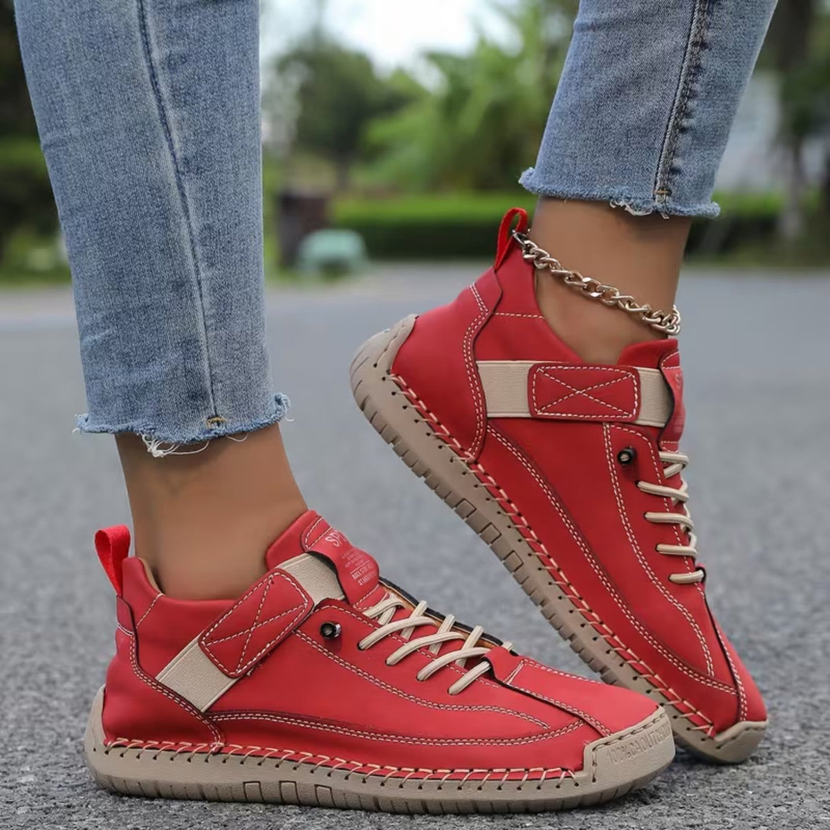 Damskie sneakersy z niską cholewką, sznurowane, z paskiem bocznym-Footwear for women-Alpenkind