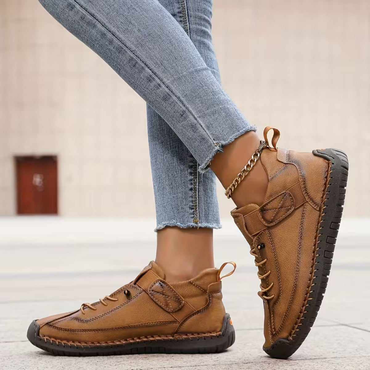 Damskie sneakersy z niską cholewką, sznurowane, z paskiem bocznym-Footwear for women-Alpenkind