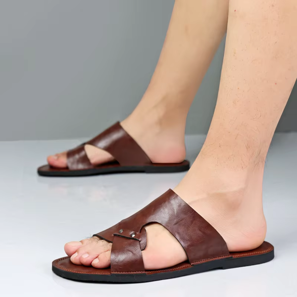 Herren-Pantoletten mit Riemenausschnitt und Ziernieten-Footwear for men-Alpenkind
