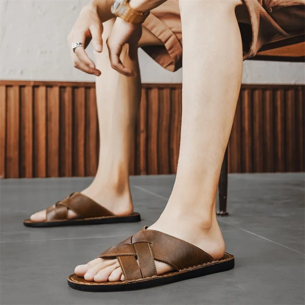 Herren-Pantoletten mit überkreuzten Riemen und sichtbaren Nähten-Footwear for men-Alpenkind